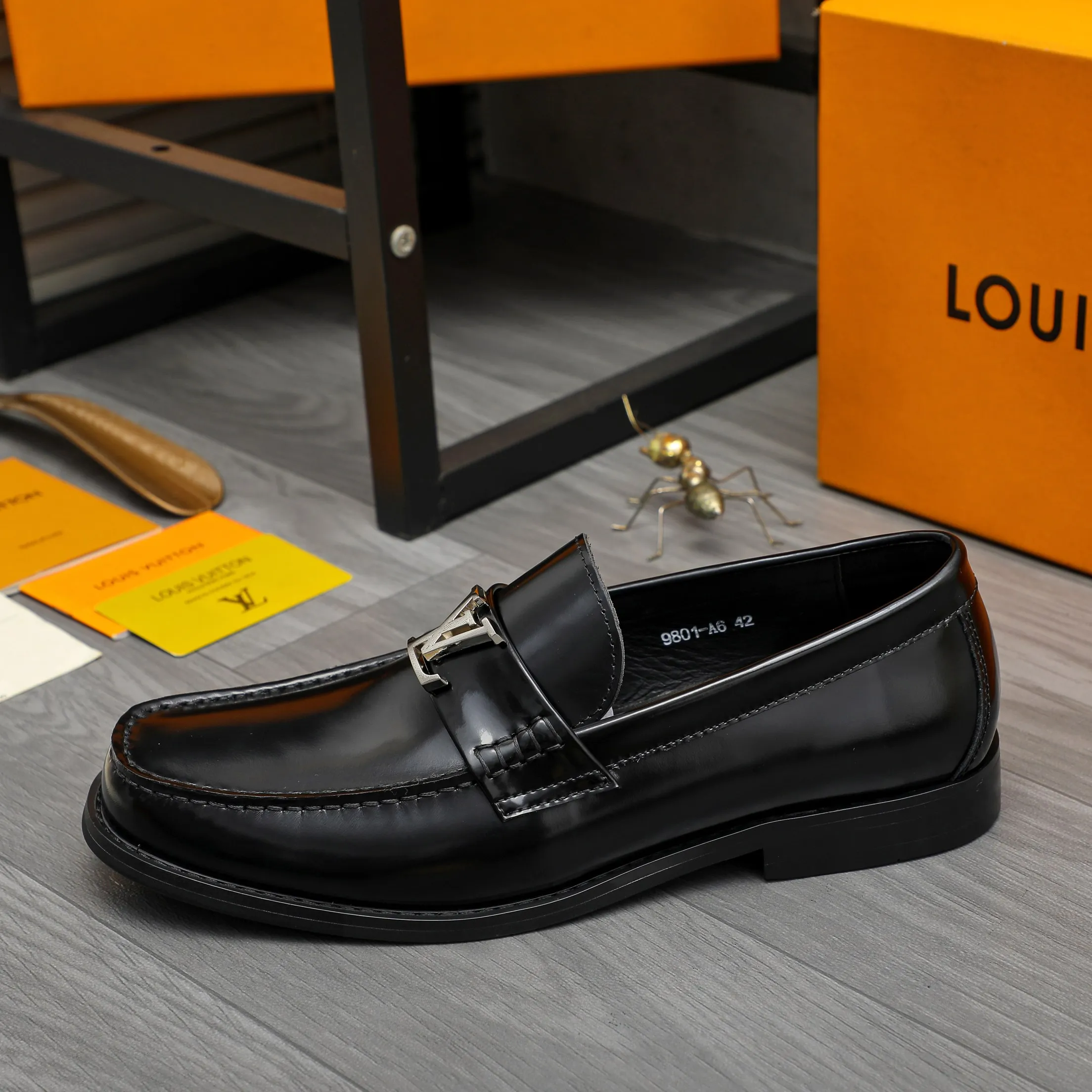 Men's shoes 💰p460 Product trademark: LV (Louis Vuitton) business slip-on leather shoes. Regular size: 38-45 (45 is custom-made and non-returnable) Product materials: Selected high-quality pearlescent cowhide upper, cowhide lining, original rubber outsole
